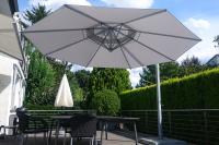 Gartenschirm in weiß mit Gestell in grau