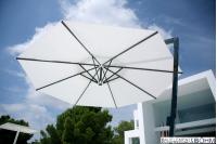 Sonnenschirm in weiß mit Gestell in schwarz 