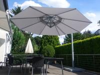 Gartenschirm in weiß mit Gestell in grau