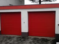 Zwei Garagentore in rot