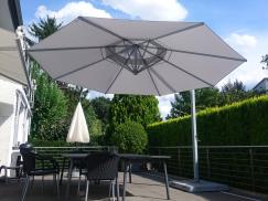Gartenschirm in weiß mit Gestell in grau
