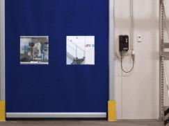Garagentor in blau mit zwei Lichtausschnitten