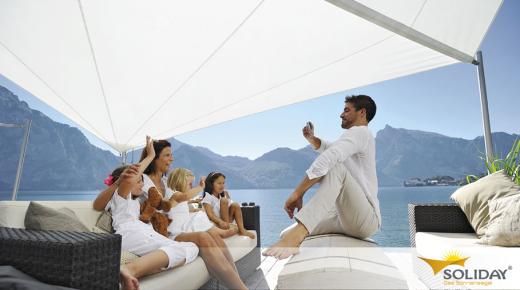 Sonnensegel in weiß mit Familie