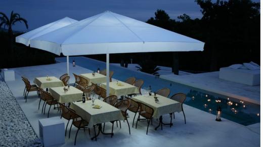 Zwei Sonnenschirm in weiß auf Terrasse mit Pool