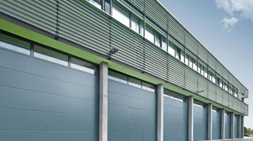Garagentore bei Firma in blau