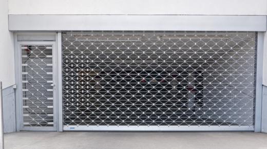 Toranlage mit Gitter zu Tiefgarage