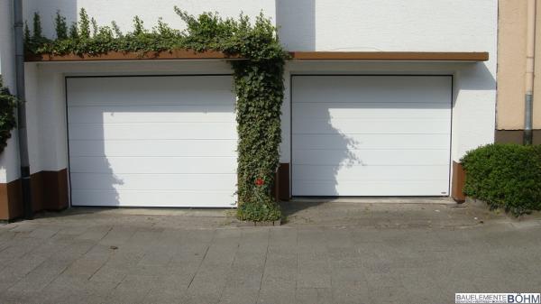 Zwei Garagentore in weiß tiefenversetzt