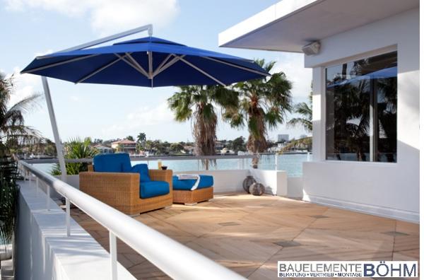 Sonnenschirm in blau bei modernem Einfamilienhaus
