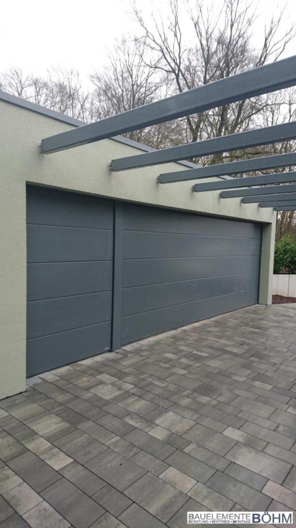Garagentor in grau mit Seitenteil 
