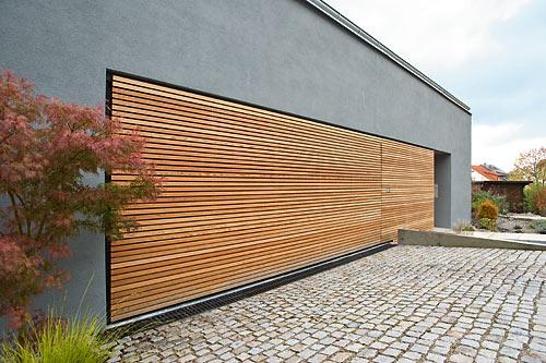Garagentor in Holz-Optik