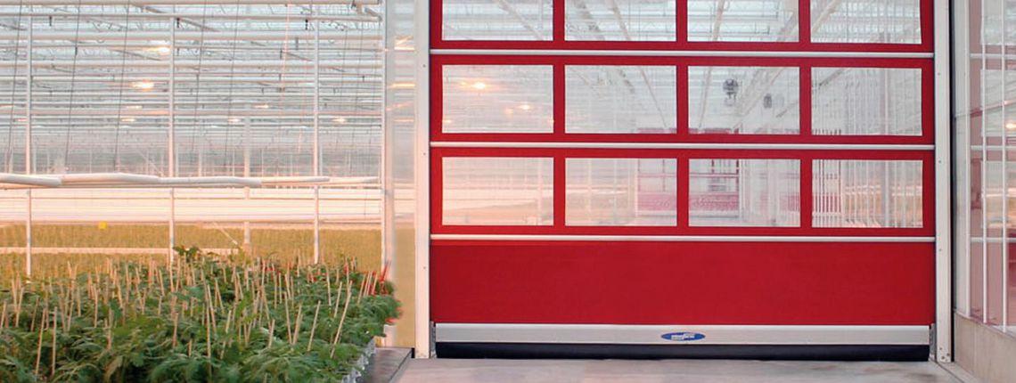 Schnelllauftor in rot mit zwölf Lichtausschnitten