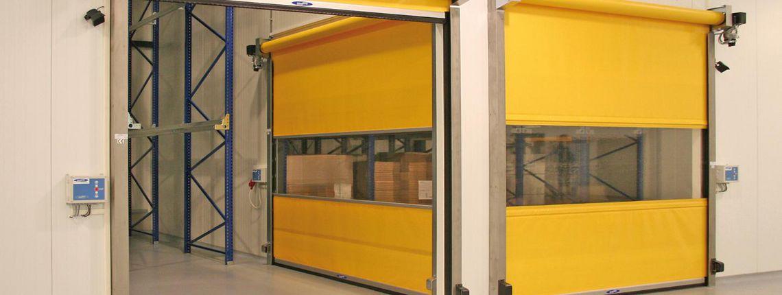 Zwei Schnelllauftore in gelb mit Lichtausschnitt