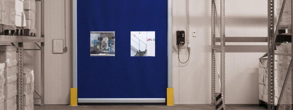 Garagentor in blau mit zwei Lichtausschnitten