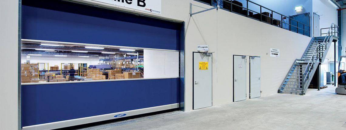 Schnelllauftor in blau mit Lichtausschnitt