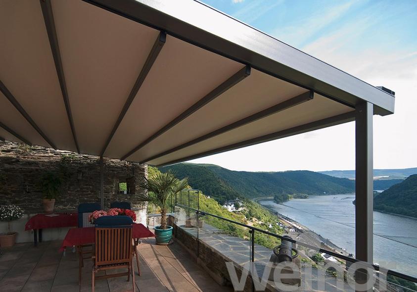 Sonnen- und Regenpergole bei Haus mit Flussblick
