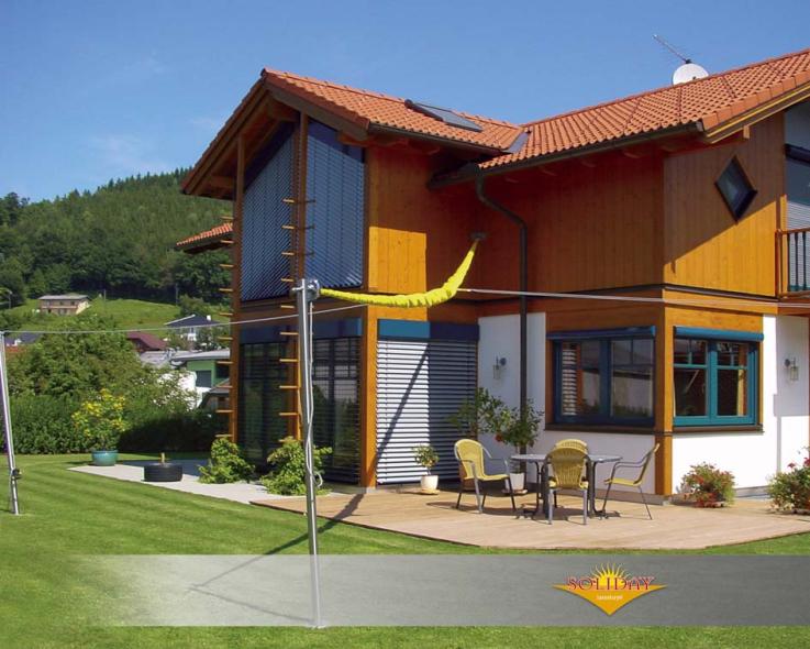 Sonnensegel in gelb eingerollt 