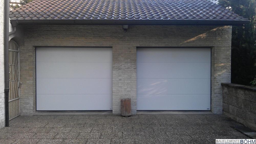 Zwei Sektionaltore in weiß 