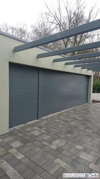 Garagentor in grau mit Seitenteil 