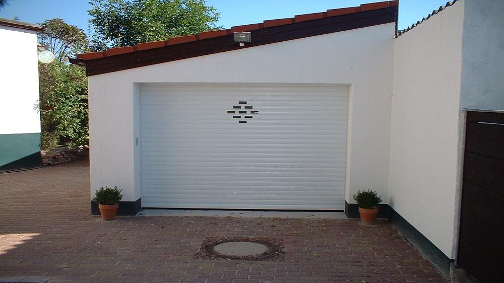 Garagentor in weiß mit kleinen Lichtausschnitten 