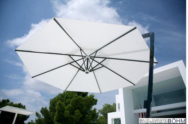 Sonnenschirm in weiß mit Gestell in schwarz 
