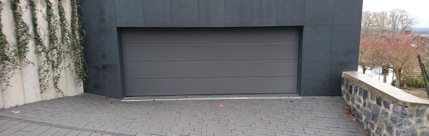Garagentor in anthrazit bei Garage in anthrazit 