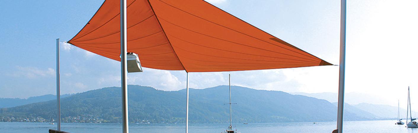 Sonnensegel in orange am See